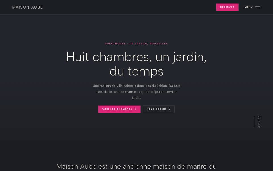 Tout à la fois : fond, couleur, écriture, haut de page, coins